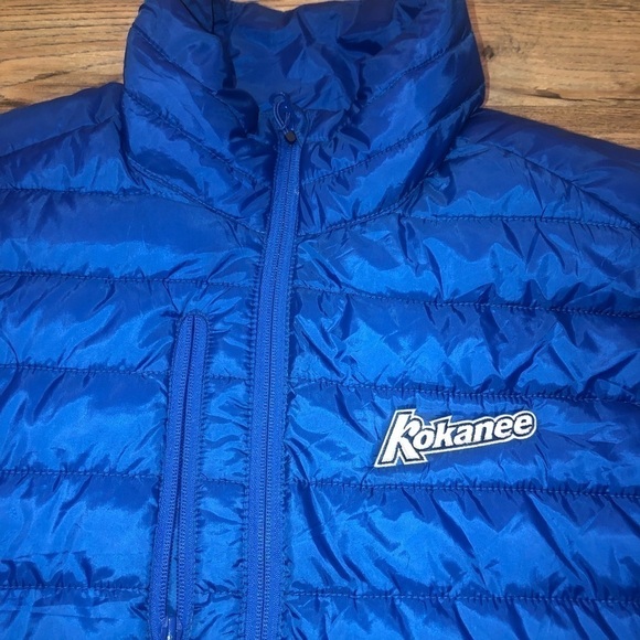 KOKANEE Beer Dark Blue Thin Puffer Coat Zip Up Stretchy Sides Size Large - Picture 2 of 5